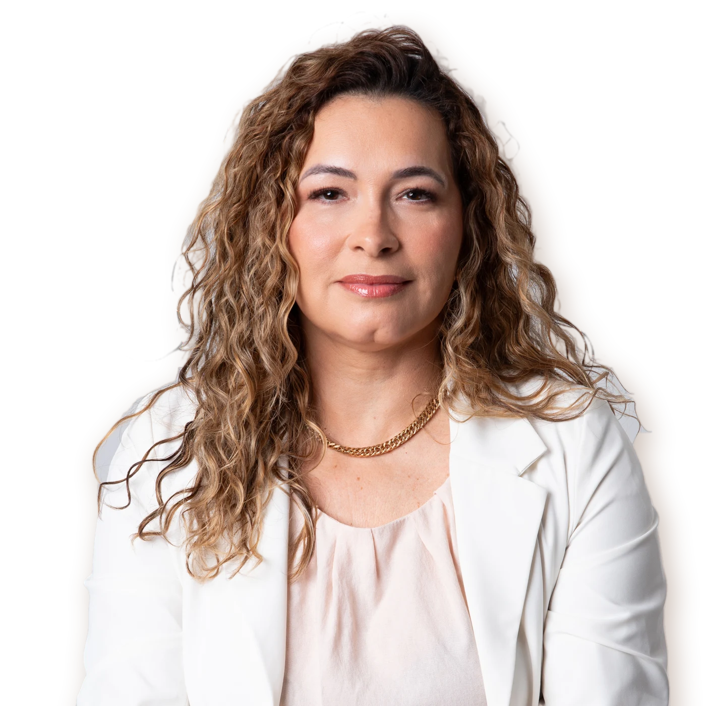 Ádama Nicacio de blazer branco e blusa rosa-clara, cabelo cacheado e colar dourado, na capa da revista, diante de uma vista do Rio de Janeiro
