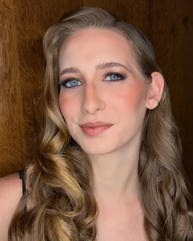 Ondas hollywoodianas e olhos realçados