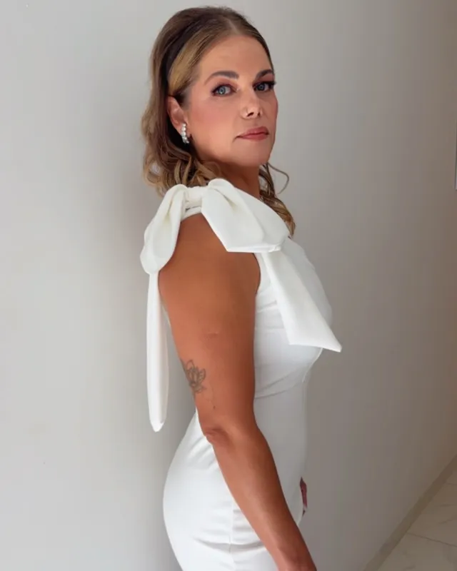 Vestido branco e cabelo ondulado