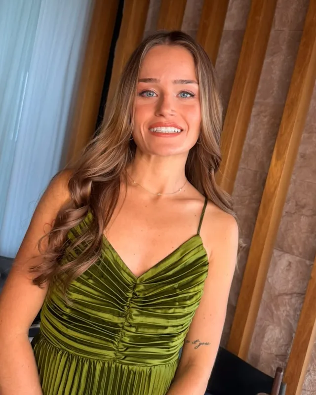 Maquiagem leve e ondas longas, vestido verde