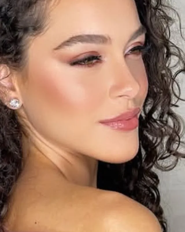Rosto de perfil com pele luminosa e olhos realçados
