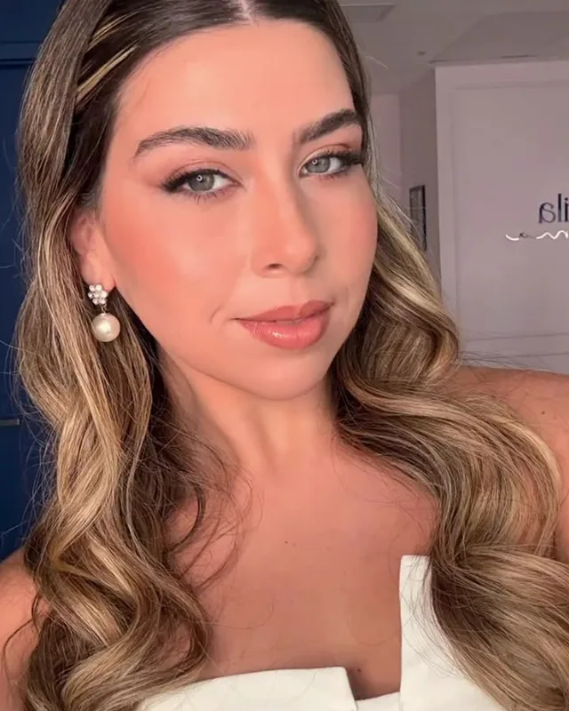 Cliente de cabelo longo ondulado e maquiagem natural