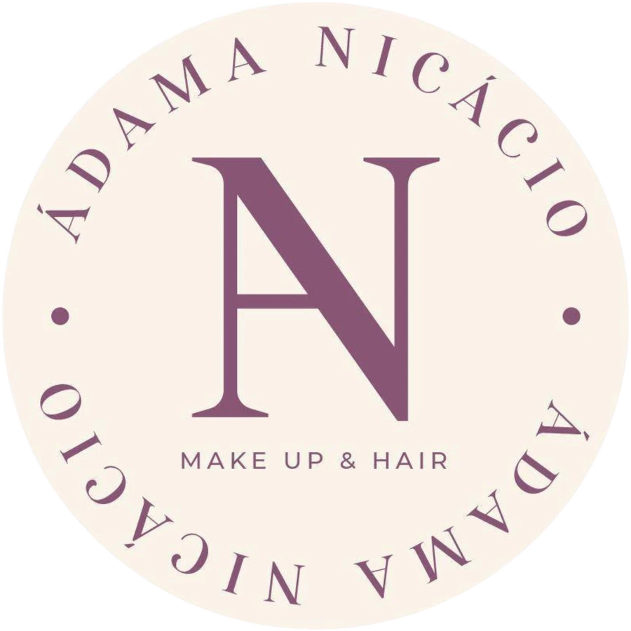 Logo de Ádama Nicacio: monograma AN e as palavras Ádama Nicácio, make up & hair, num selo redondo